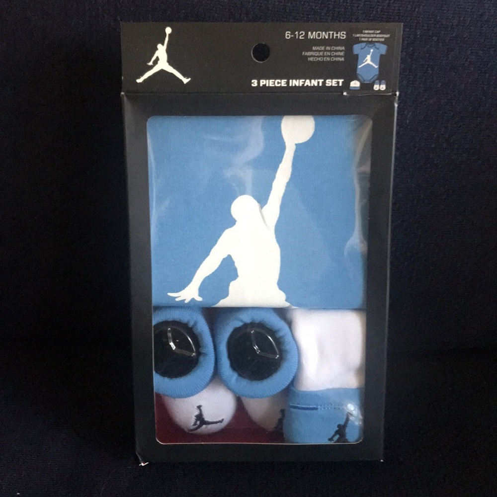 Nike 3 Piece Infant Set Size 6-12 Months NWT